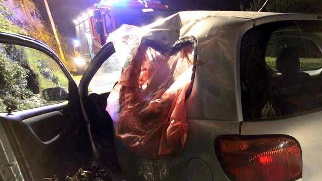 Forno, cadono massi su un’auto
