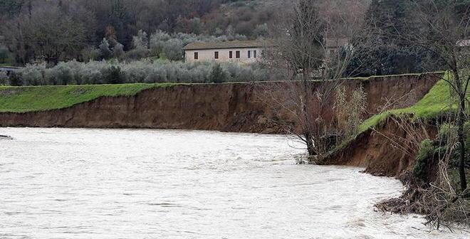 Sott’acqua cantine e garage paese in ansia per un argine 