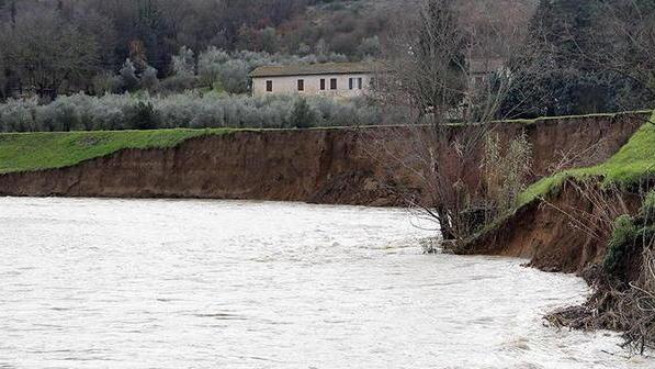 Sott’acqua cantine e garage paese in ansia per un argine