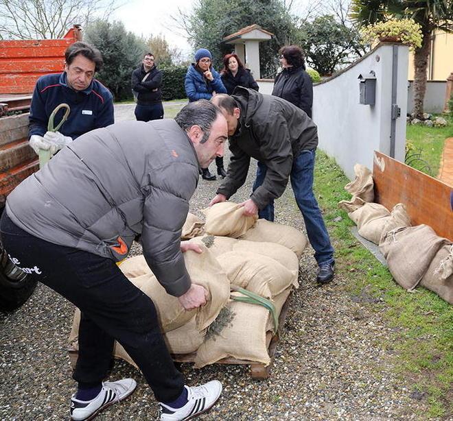 L’Arno fino alle porte di casa evacuazione per 70 persone 