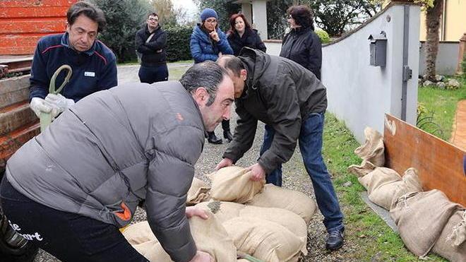 L’Arno fino alle porte di casa evacuazione per 70 persone