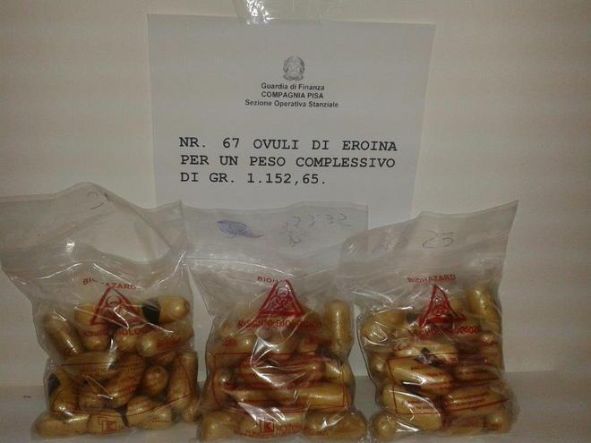 Aveva oltre un chilo di eroina nello stomaco: arrestato 