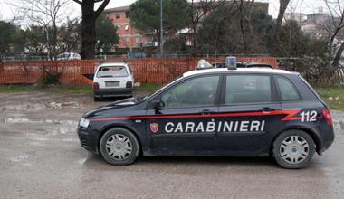 S'invaghisce di una donna sposata e la perseguita