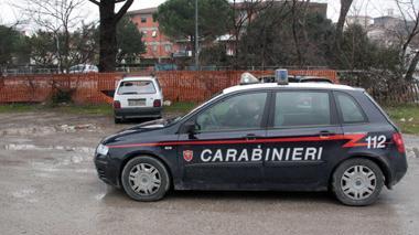 S'invaghisce di una donna sposata e la perseguita