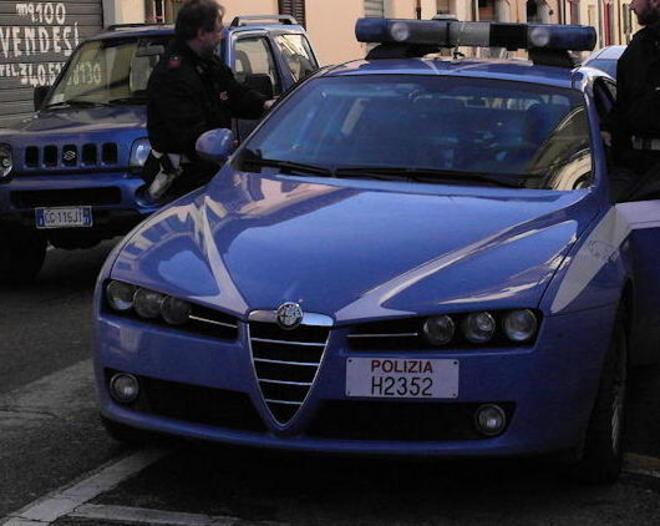 Aggredisce la moglie con pugni e colpi di scopa di fronte alla figlioletta 