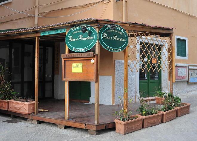Una strage di negozi nel cuore di Portoferraio 