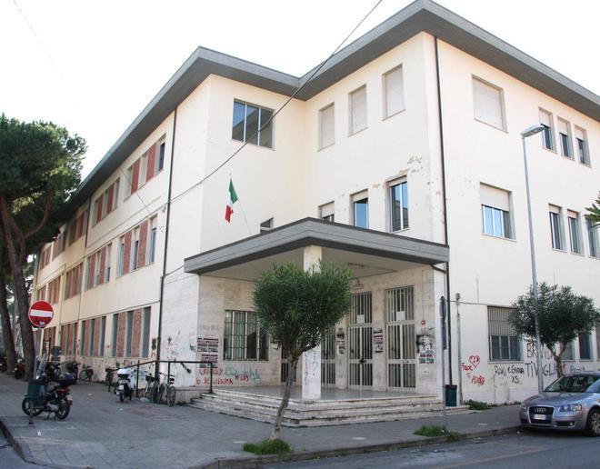 Mezza Darsena senza luce, chiuso anche il Marconi 