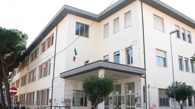 Mezza Darsena senza luce, chiuso anche il Marconi