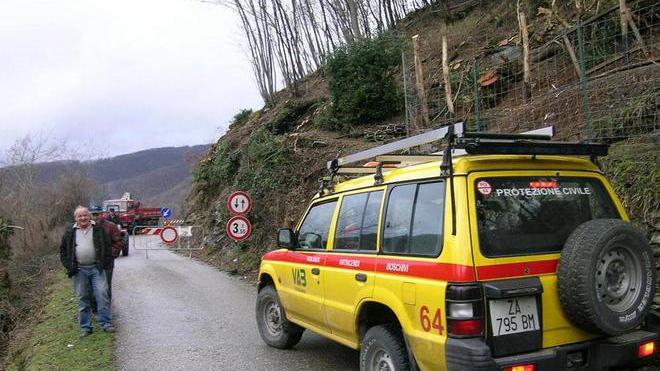 Prato, sprofonda la strada: Fossato è rimasta isolata