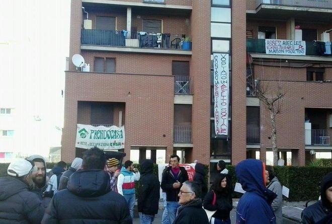 Manifestanti fermano uno sfratto