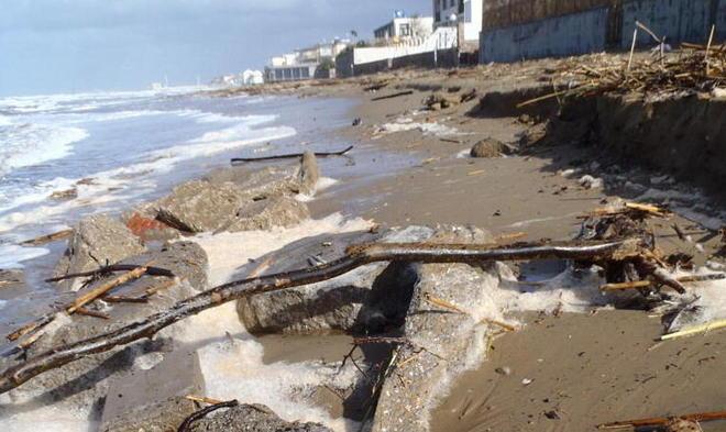 Dalla spiaggia riaffiora il cemento 