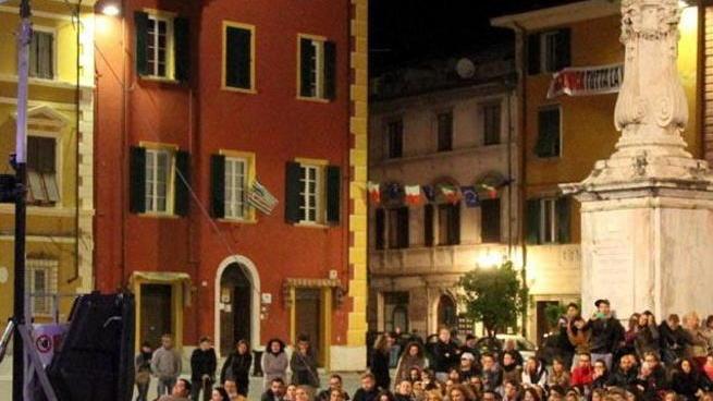 Eventi in piazza, microfoni spenti alle 24