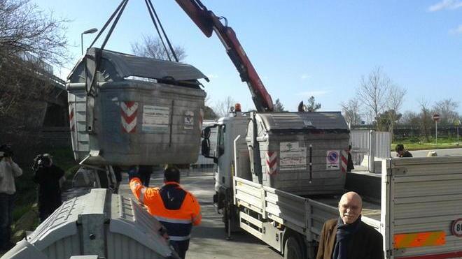 Via gli ultimi quattro cassonetti dal territorio comunale di Cascina