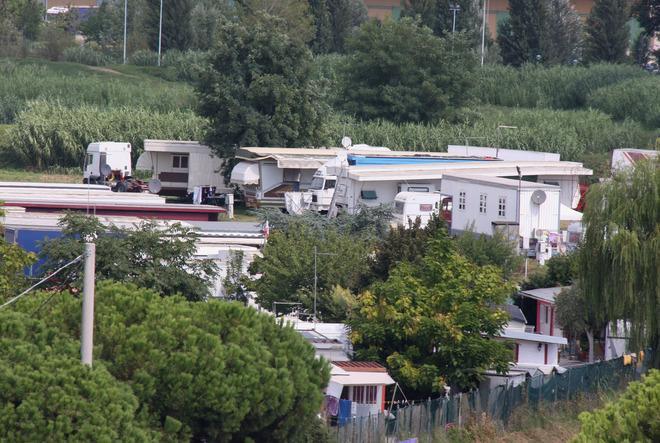 Campo nomadi, è guerra tra regolari e non 