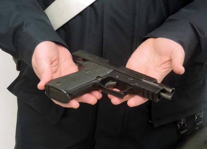 Nascondeva due pistole rubate sotto il letto: arrestato 