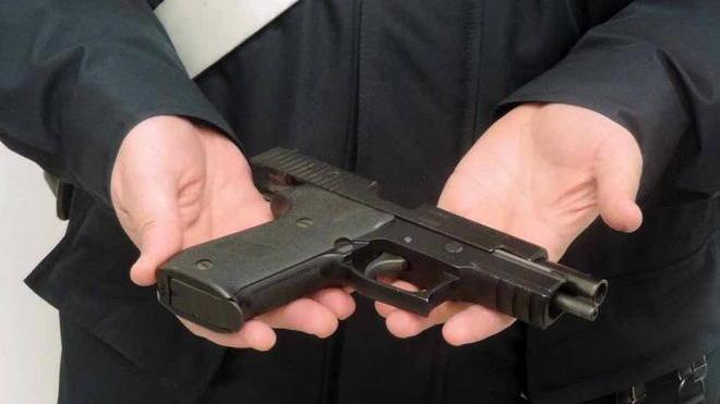 Nascondeva due pistole rubate sotto il letto: arrestato