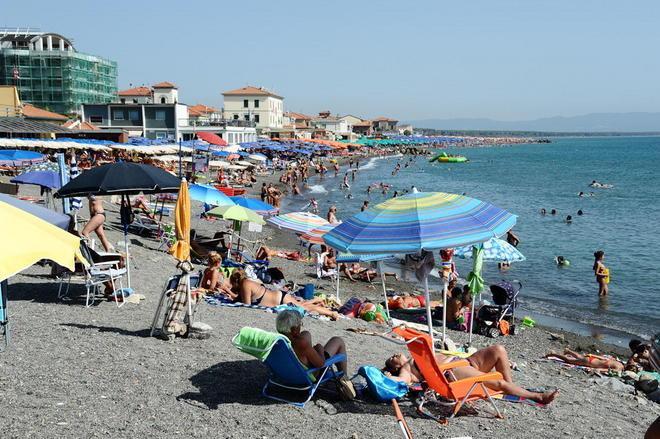 «Macché scansafatiche, siamo sfruttati». Pioggia di reazioni alle accuse degli albergatori 