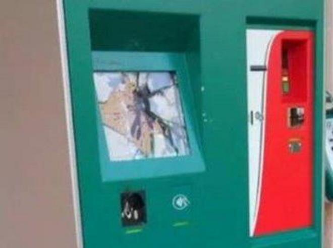 La macchinetta dei biglietti distrutta dai vandali