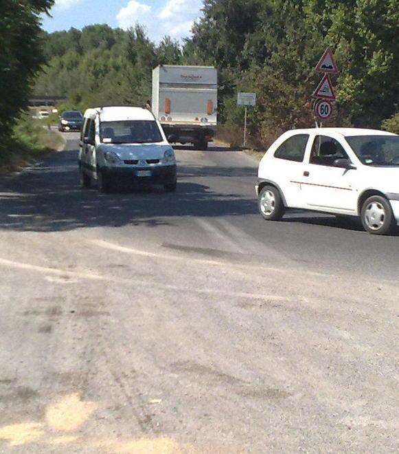 Buche che diventano voragini benvenuti in via del Rogio