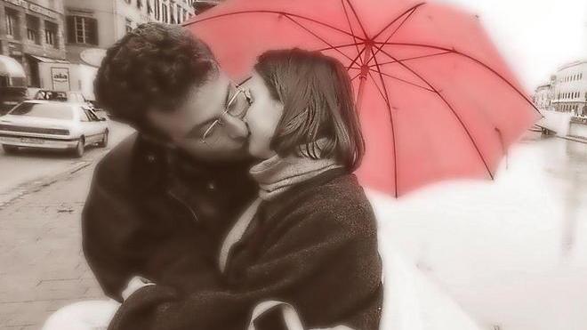 Un bacio collettivo Ecco il san Valentino del centro storico