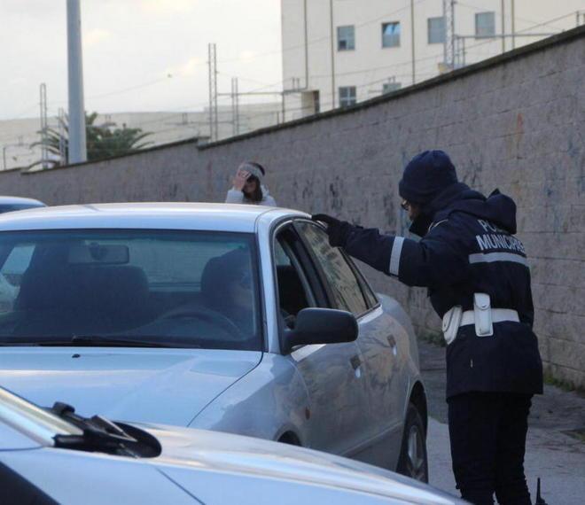 Dagli specchietti rotti alle “braccia allargate” dei vigili urbani (sconsolati)