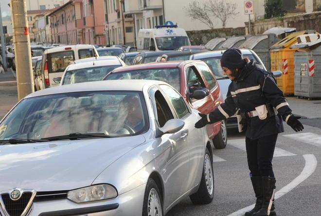 In via Ricci un’ora di ordinaria follia per la circolazione 
