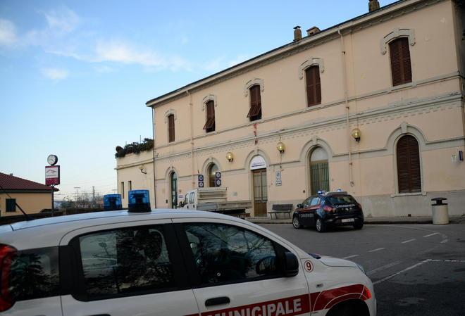 Vandali in azione con gli estintori alla stazione