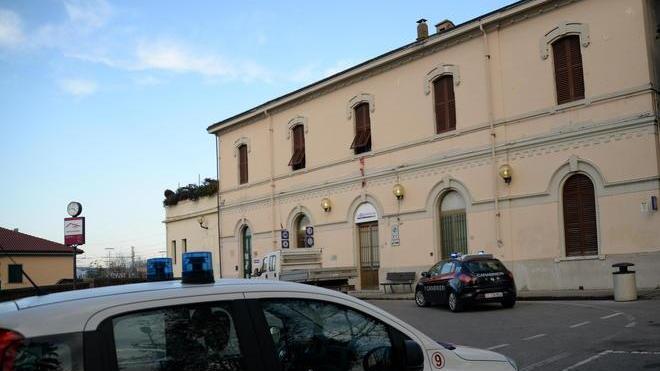 Vandali in azione con gli estintori alla stazione