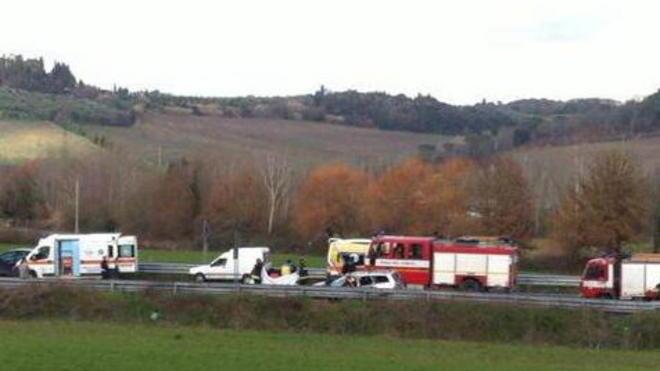 L’auto si ribalta, muore sulla 429 bis