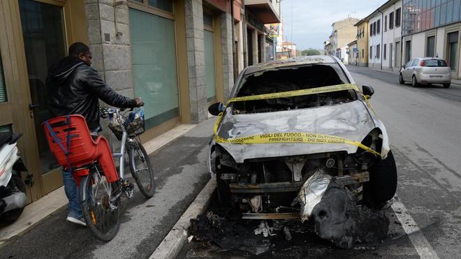 Auto incendiata nella notte a Pontedera