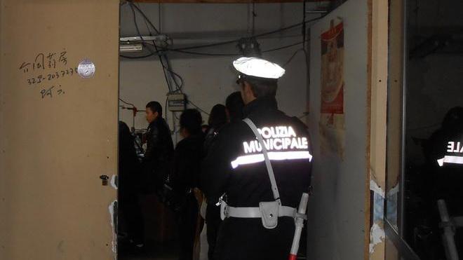 Prato, nuovo blitz in due capannoni: tredici operai privi di contratto e assicurazione