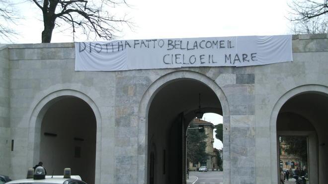 Dichiarazione d’amore con uno striscione sopra Porta Elisa