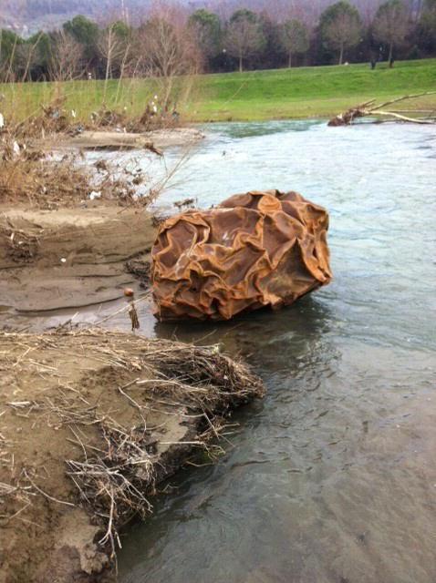 Misterioso oggetto lungo le rive del fiume Bisenzio 