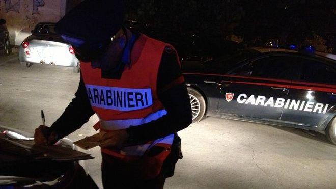 Uno tenta di sradicare un cartello, l’amico lo fotografa: denunciati studenti spagnoli