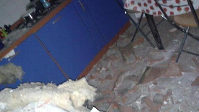 Crolla il solaio in cucina, casa inagibile