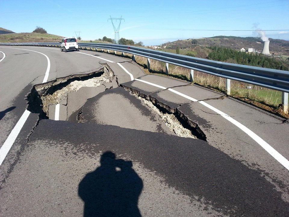 Ancora frane, nel borgo si va solo a piedi 