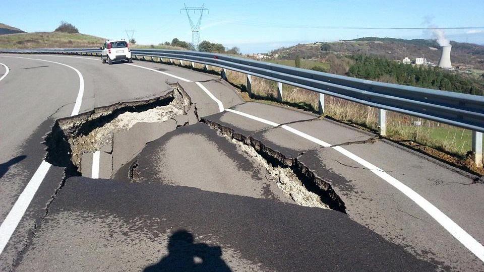 Ancora frane, nel borgo si va solo a piedi