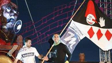Piazza Mazzini stracolma per la cerimonia di apertura del Carnevale di Viareggio