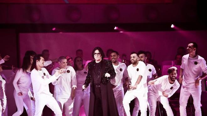 Renato Zero senza voce e il concerto salta: tutto rimandato