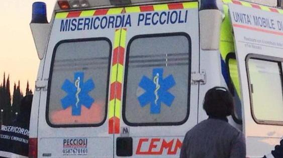 Sbatte in auto contro l’albero e si ribalta