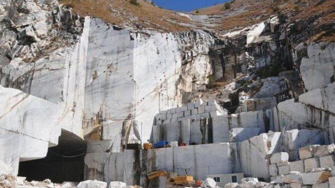 La Regione: chiudete le cave in area protetta Ma il Parco dice no
