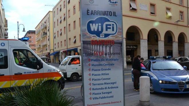 Minacce, pugni e coltellate tra due rivali in amore