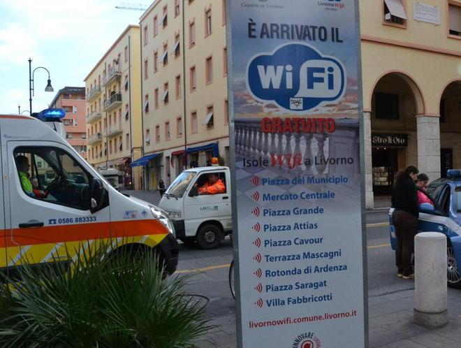 Rivali in amore si accoltellano in centro 