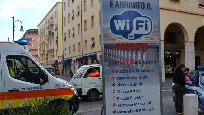 Rivali in amore si accoltellano in centro