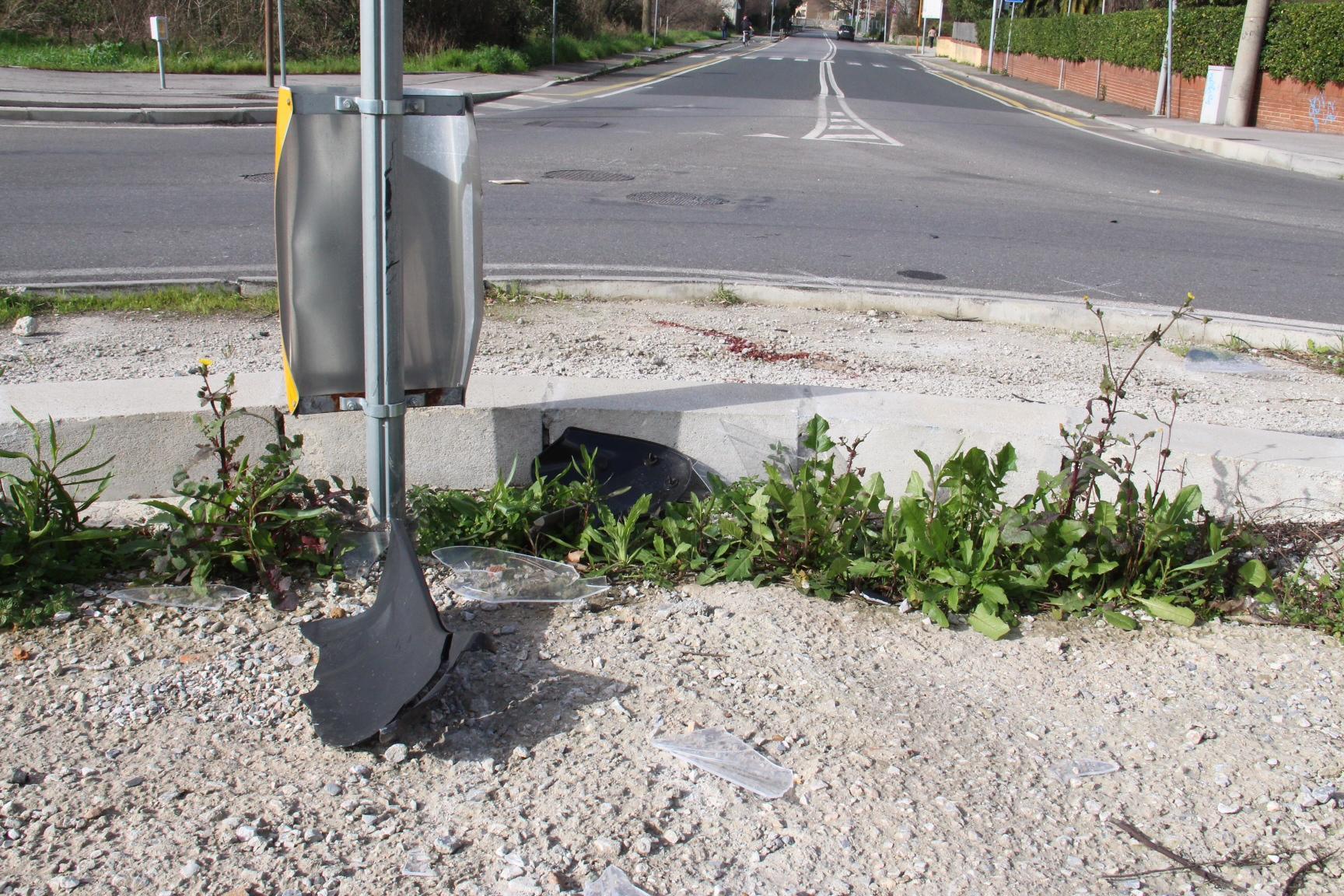 Incidente all'alba in via dei Pelaghi, grave scooterista 
