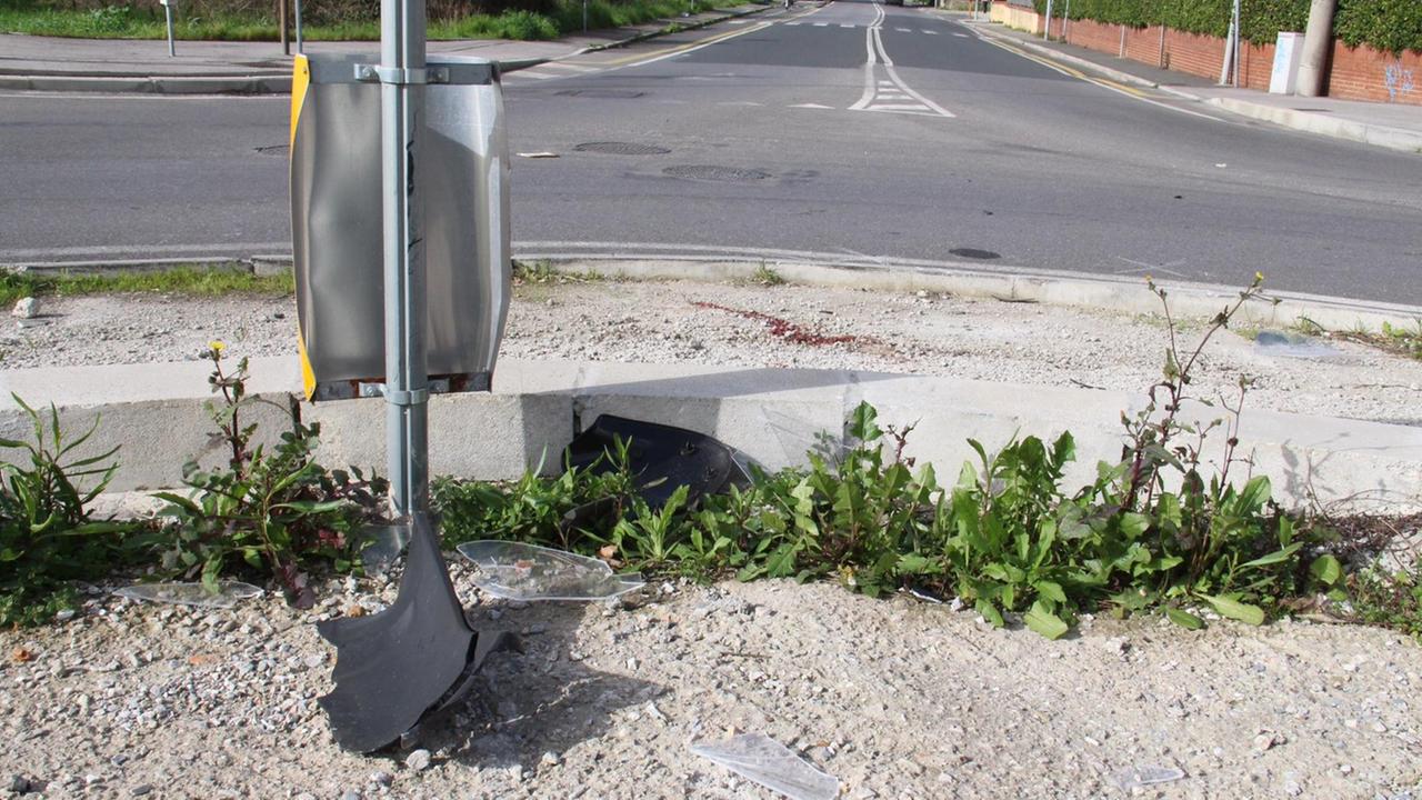 Incidente all'alba in via dei Pelaghi, grave scooterista