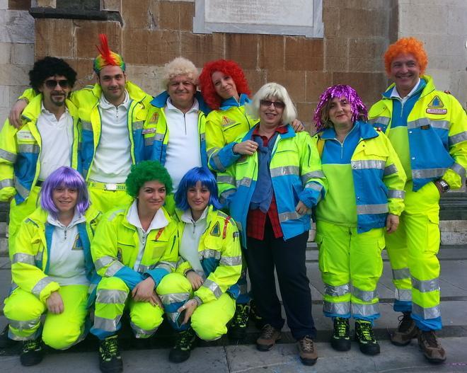 Parrucche coloratissime in piazza Duomo per tifare Nicco 