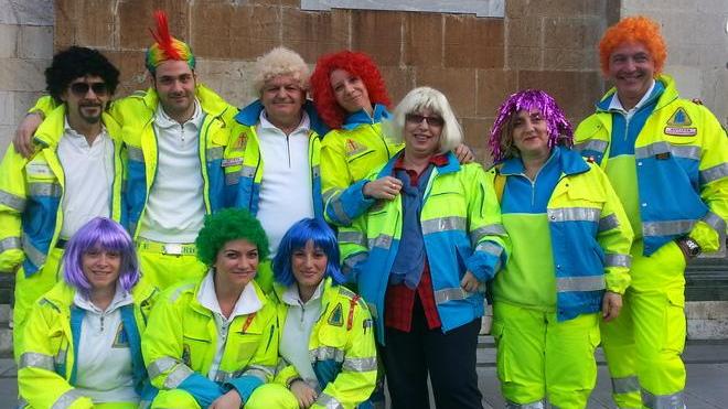 Parrucche coloratissime in piazza Duomo per tifare Nicco