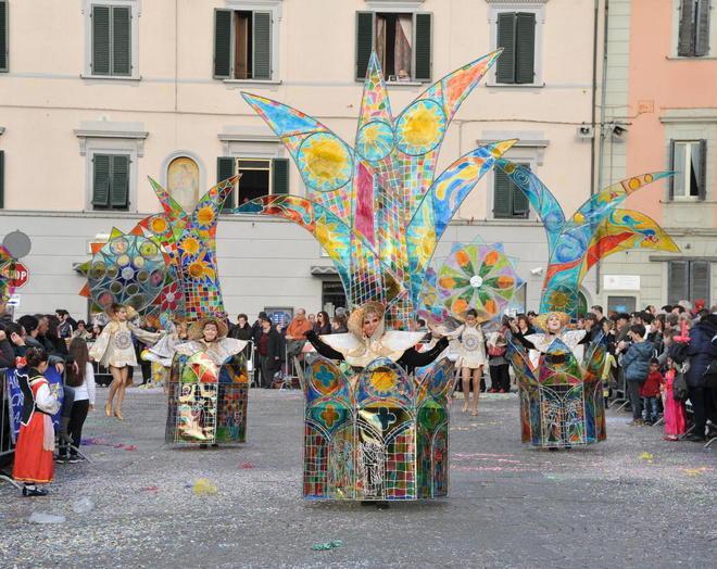 Carnevale, esplosione di colori in centro a Santa Croce sull’Arno 