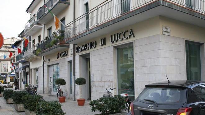 Caccia aperta ai banditi seriali che rapinano banche